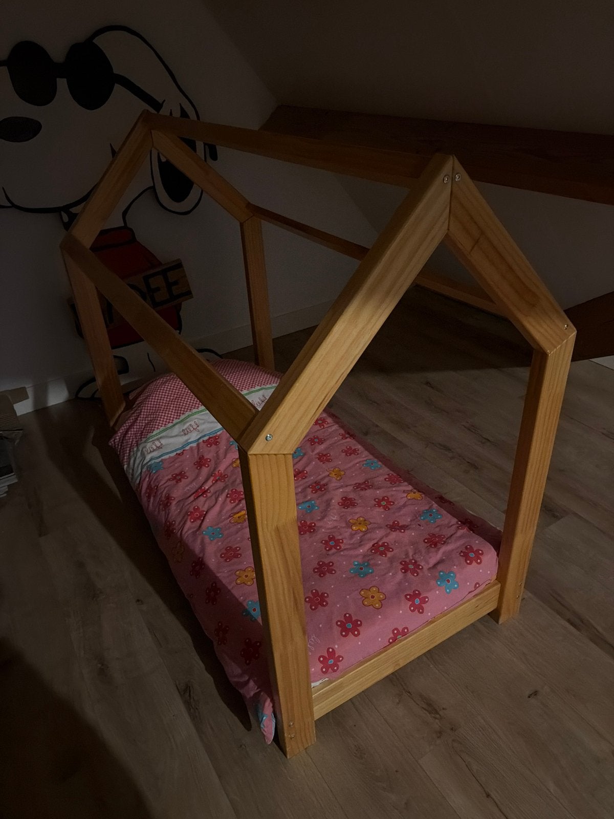 Houten huisbed voor kinderen - Zo goed als nieuw, Ophalen, 70 tot 85 cm, Zo goed als nieuw, Matras