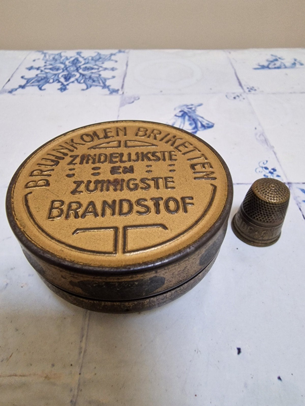 Heel oud blikje als speldenkussentje, Ophalen of Verzenden