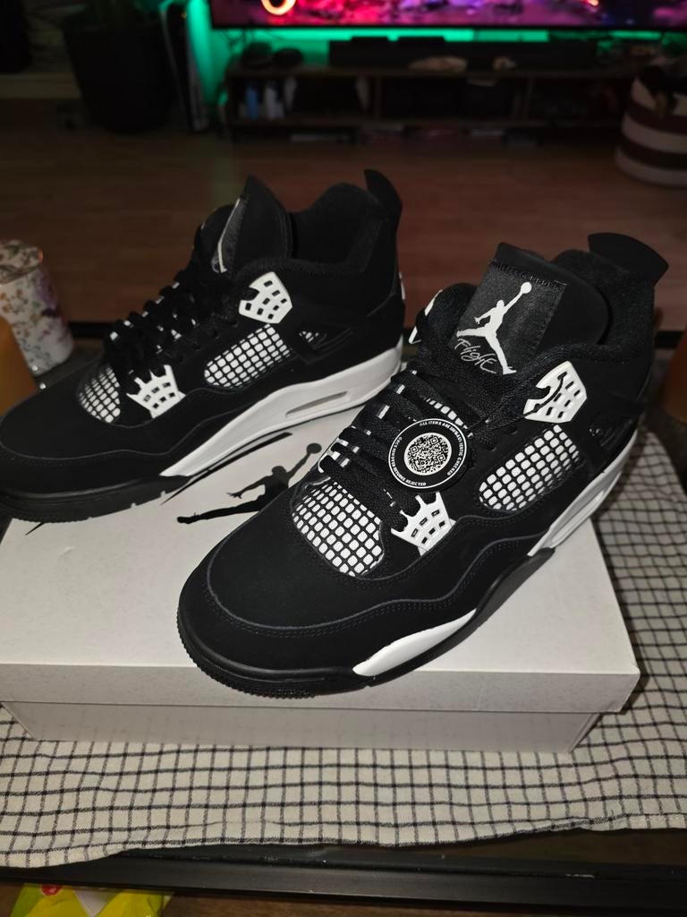 NIEUW!!! | Nike Air Jordan 4 Retro | White Thunder | 44.5, Zwart, Nieuw, Ophalen of Verzenden, Sneakers of Gympen
