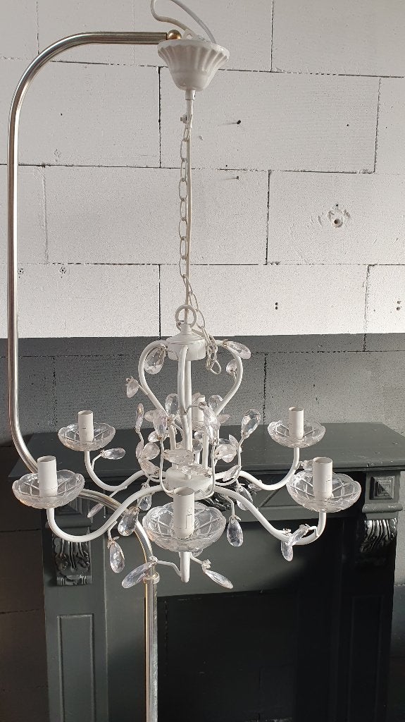 Brocante kroonluchter, 6 kaars, wit metaal en kunststof. S26