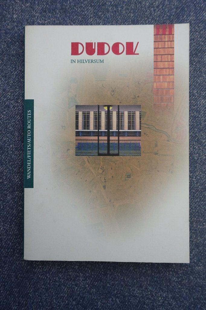 M. Poorthuis. Dudok in Hilversum (routes), Ophalen of Verzenden, Zo goed als nieuw, Architecten