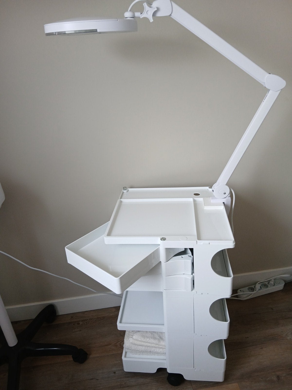 Schoonheidsspecialiste behandelwagen/ trolley met loeplamp., Ophalen, Gebruikt, Loeplamp