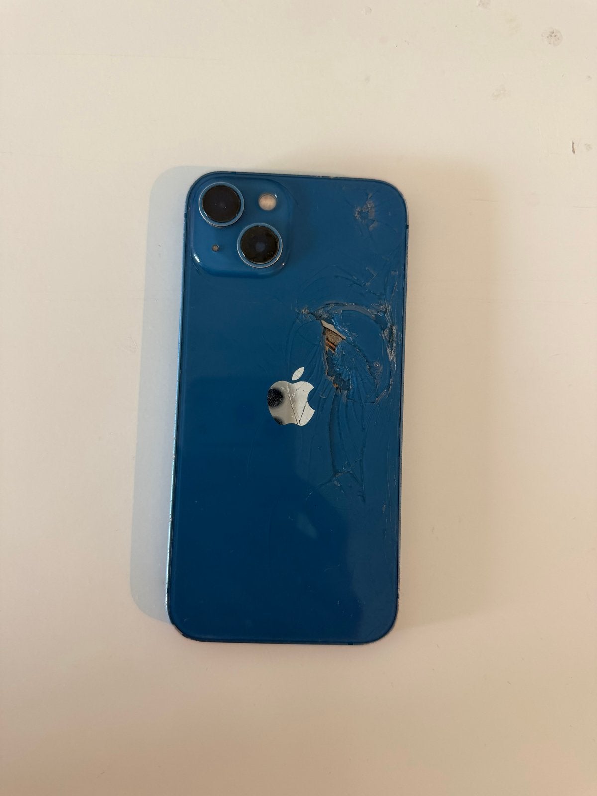 iPhone 13 Blauw - Achterkant beschadigd