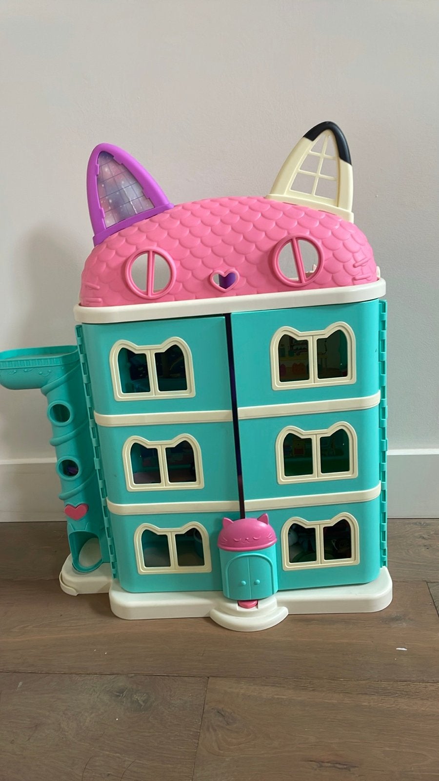 Gabby's Poppenhuis met Gabby en vriendjes, Ophalen, Zo goed als nieuw, Poppenhuis
