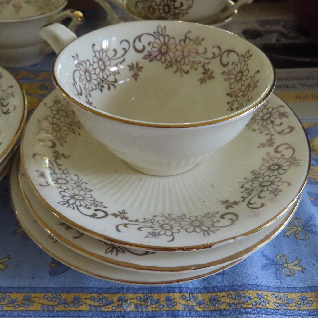 Mosa Maastricht kop en schotels (6x) –Crème/Goud (ca. 1920), Ophalen of Verzenden