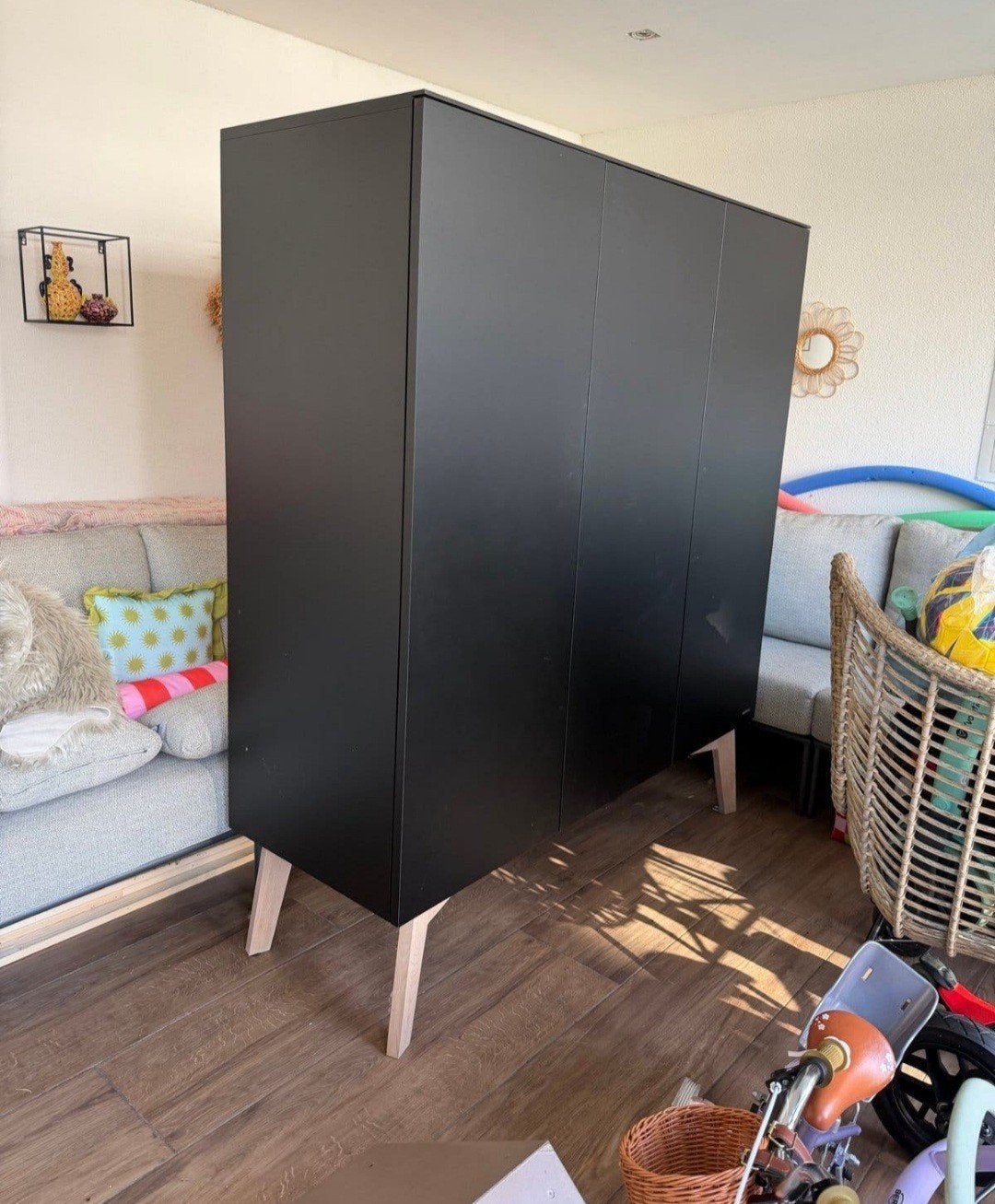 Kidsmill Sixties Kledingkast Zwart met Naturel poten, Kinderen en Baby's, Ophalen, Kast, 50 tot 70 cm, 105 cm of meer