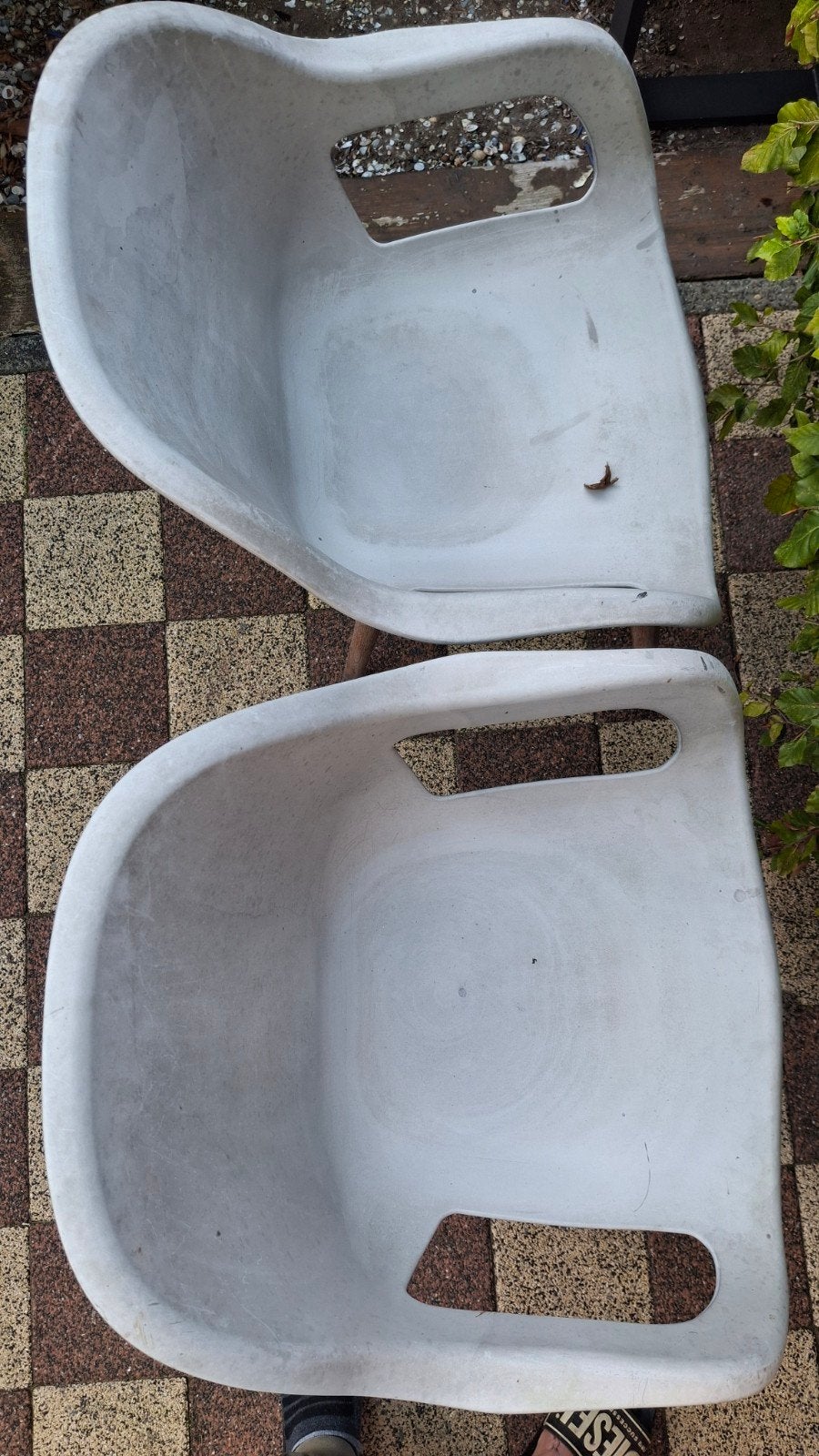 Twee grijze stoelen met houten poten, Ophalen, Gebruikt