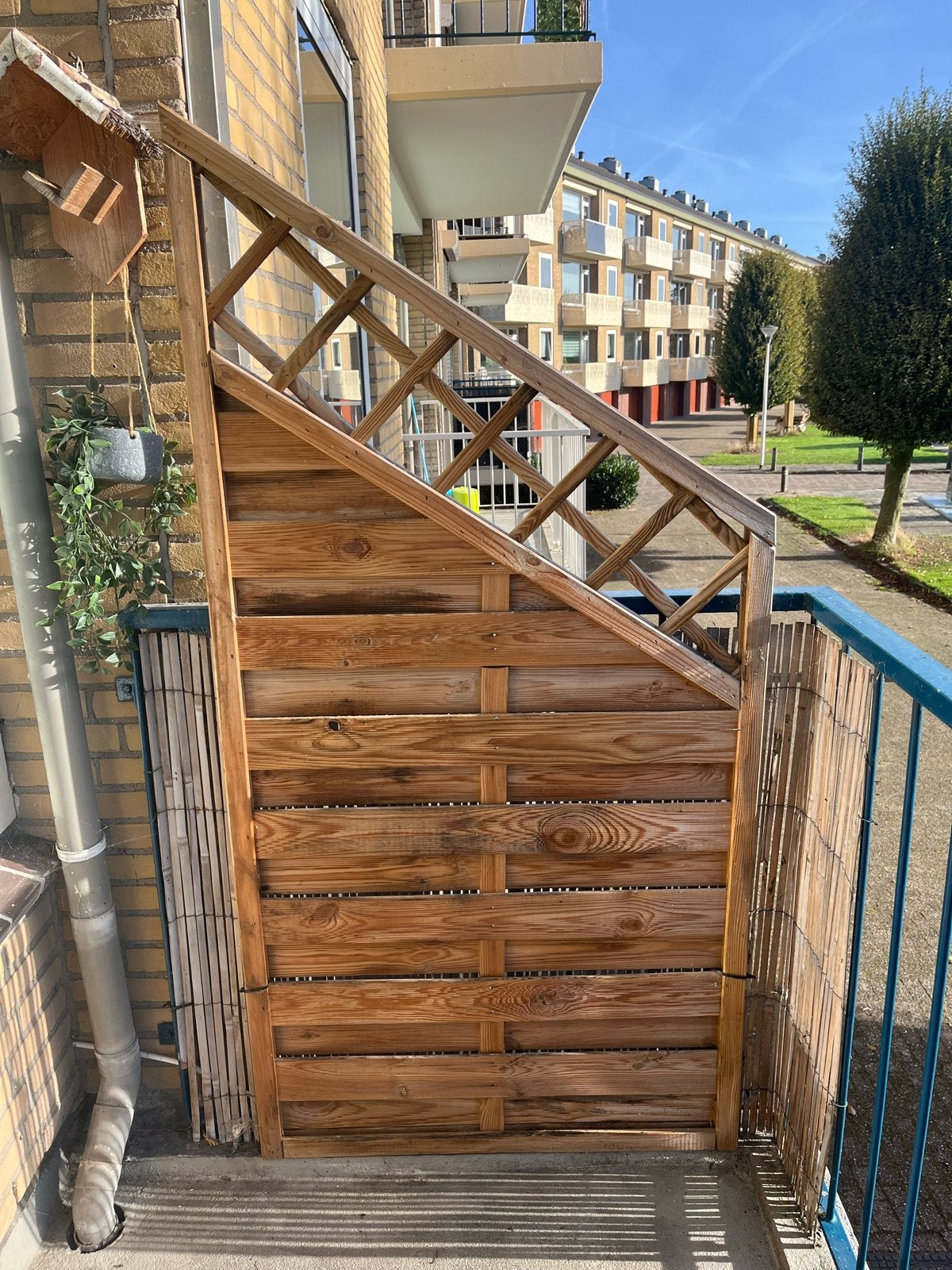 Twee schuine schuttingdelen van hout, Tuin en Terras, Ophalen, Gebruikt, Hout, 1 tot 2 meter