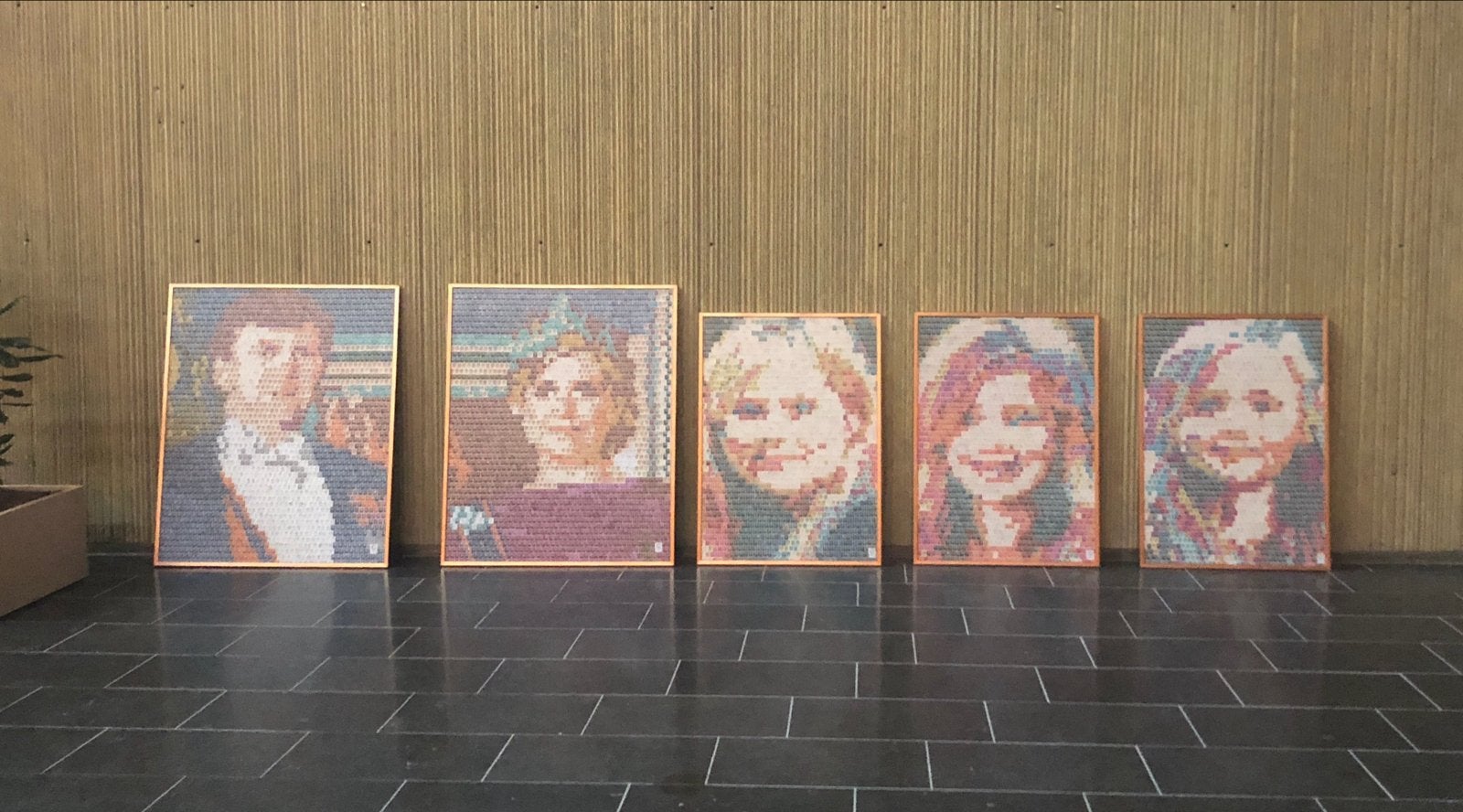 5 Koningshuis Portretten Gemaakt van Postzegels, Ophalen, Zo goed als nieuw