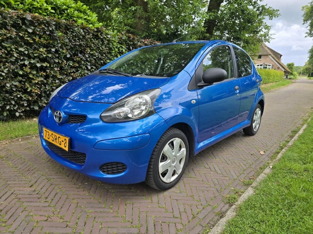 Toyota Aygo 1.0-12V Now (bj 2011), Auto's, Voorwielaandrijving, Euro 5, Gebruikt, Metallic lak