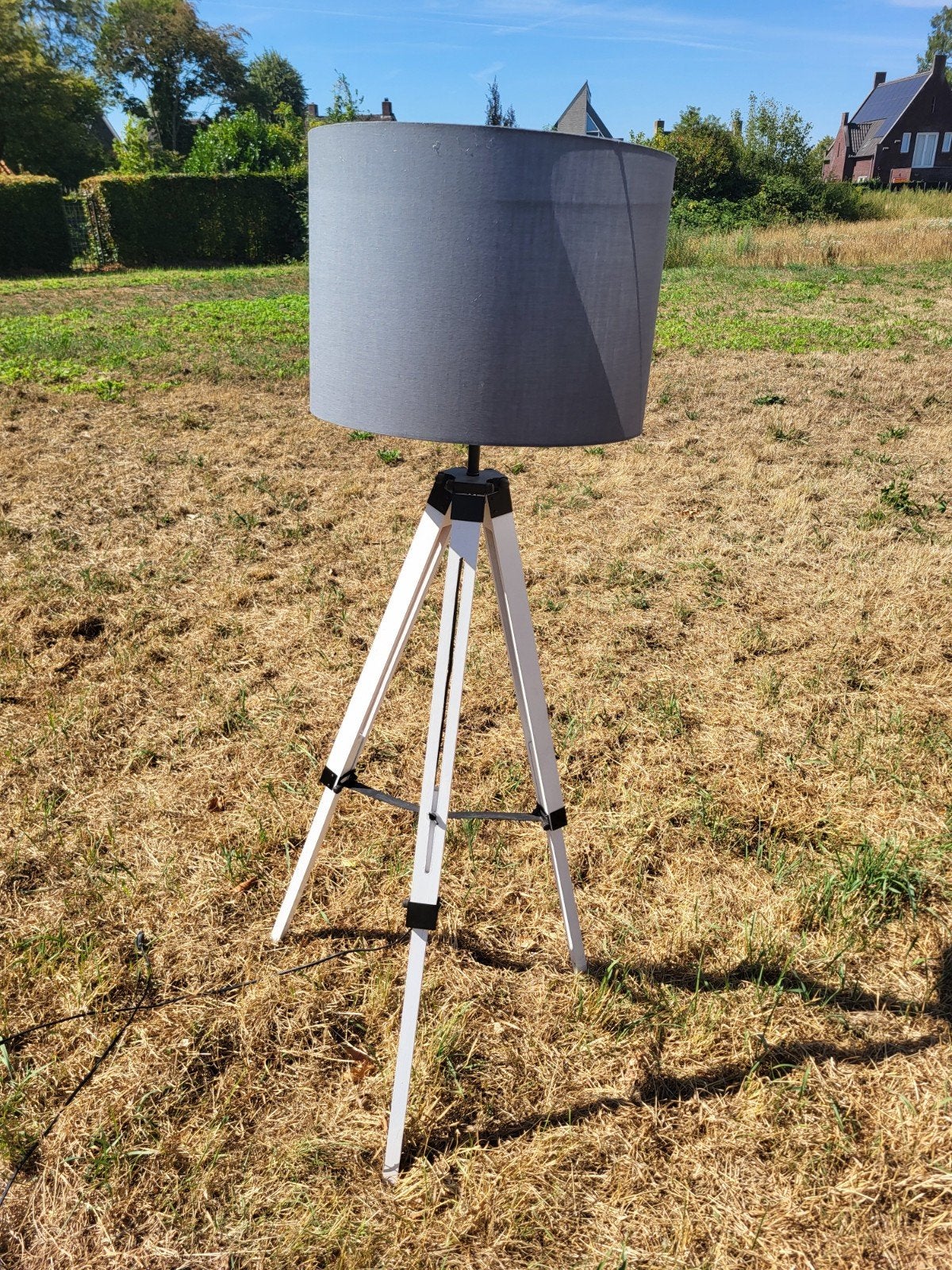 Moderne vloerlamp met grijze kap en witte driepoot, Huis en Inrichting, Lampen | Vloerlampen, Ophalen, Gebruikt, 100 tot 150 cm