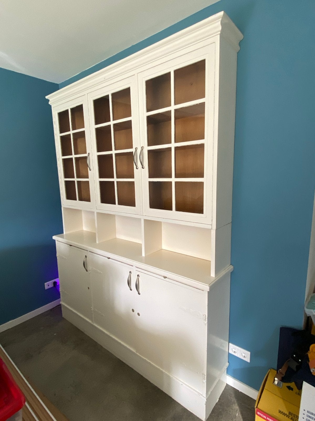 Vintage witte buffetkast met glazen deuren
