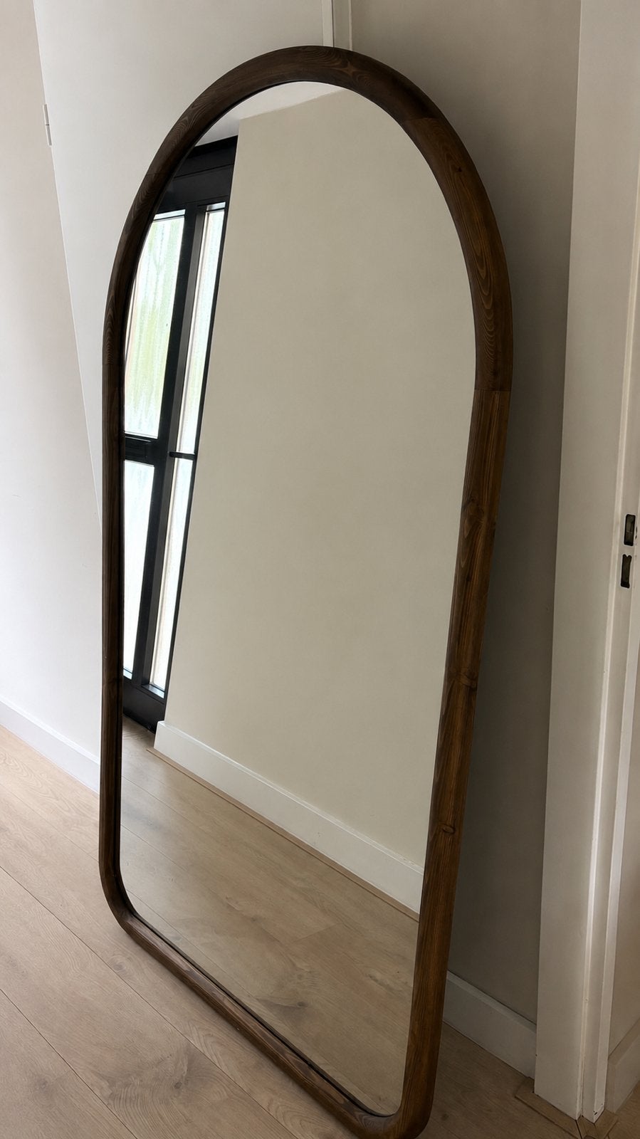 Mooie walnoot houten japandi boogspiegel 180x100, Huis en Inrichting, Woonaccessoires | Spiegels, Ophalen, Minder dan 50 cm, Zo goed als nieuw