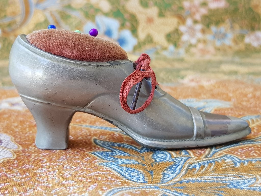 Mooi antiek Engels speldenkussen als een damesschoen 10 cm., Ophalen of Verzenden