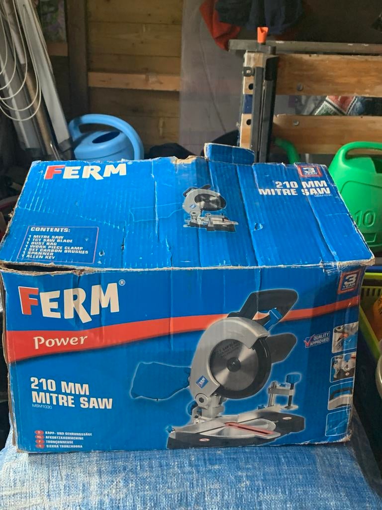 Ferm Afkortzaag 210 MM - Krachtige Zaagmachine, Gebruikt, 600 tot 1200 watt, Ophalen of Verzenden, Afkortzaag