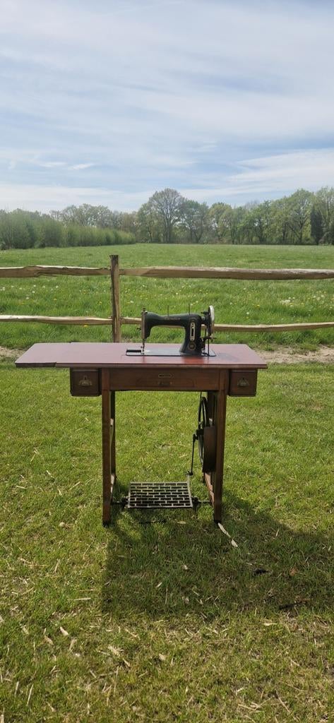 Antieke Naaimachine Mundlos Victoria met onderstel, Ophalen