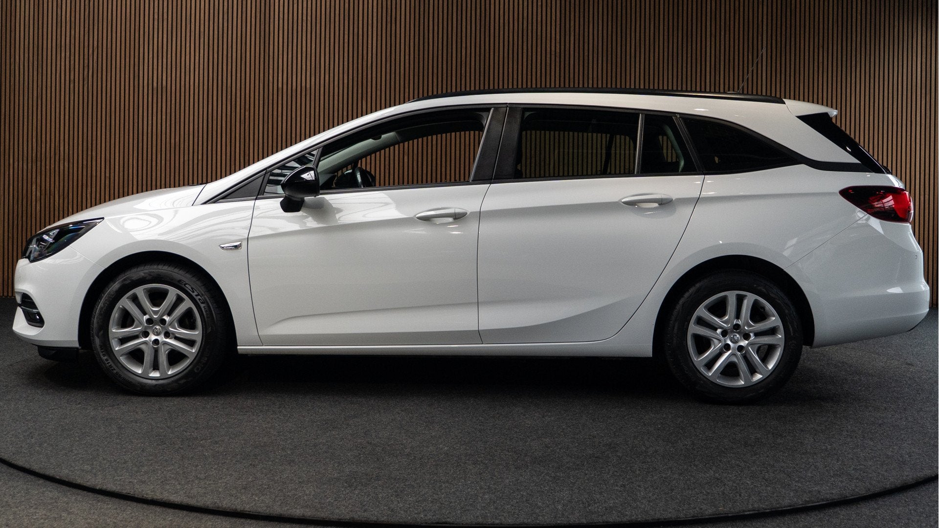 Opel Astra Sports Tourer 1.2T Navi Stoel- & stuurverw. Airco, Voorwielaandrijving, Zwart, 1199 cc, Wit