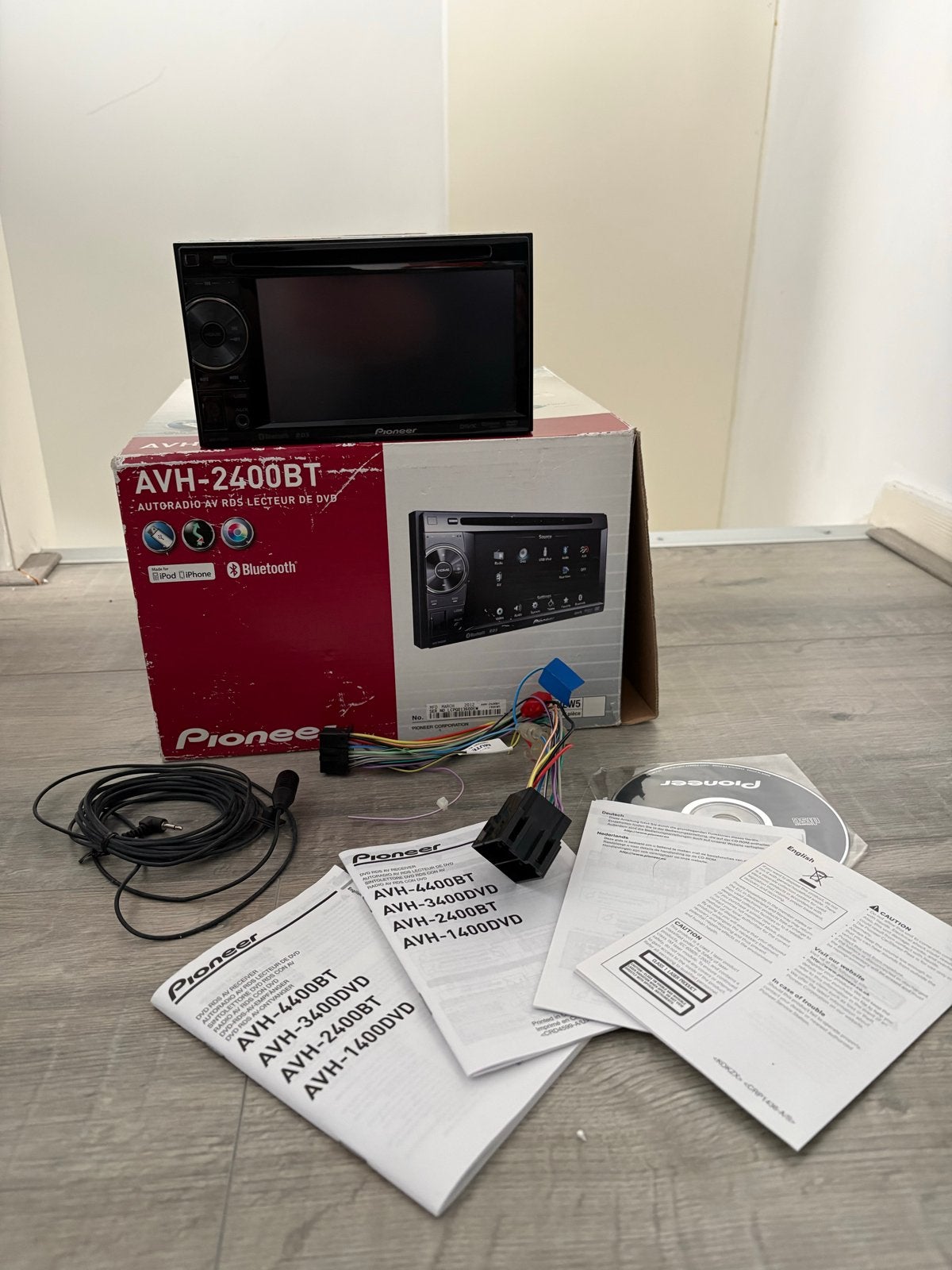 Pioneer AVH-2400BT met Bluetooth, USB, AUX en DVD Nieuwstaat, Auto diversen, Autoradio's, Ophalen of Verzenden, Zo goed als nieuw