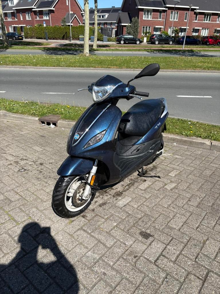 Piaggio New Fly 2017, Fietsen en Brommers, Scooters | Piaggio, Ophalen, Gebruikt, Maximaal 45 km/u, Fly