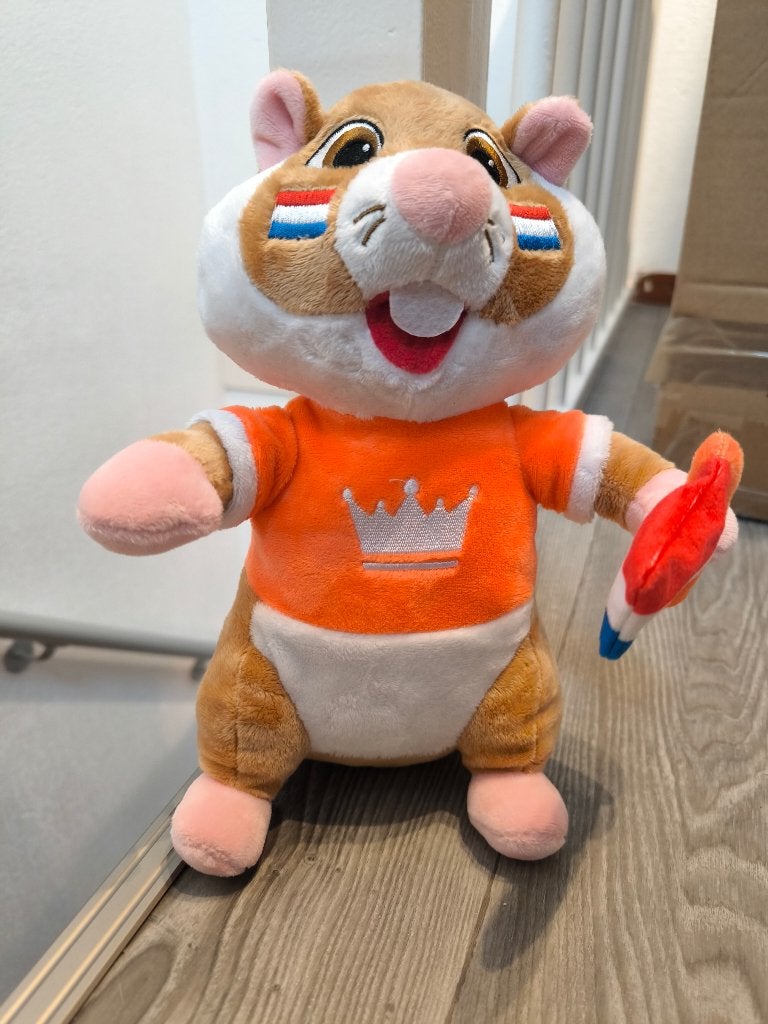 AH Hamster in oranje outfit met vlag Knuffel, Overige typen, Nieuw, Ophalen of Verzenden, Middelgroot (20 tot 80 cm)