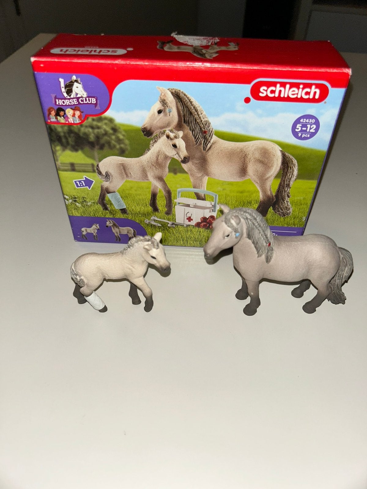 Schleich 42430 paard met veulen mist de koffer, Ophalen of Verzenden, Gebruikt, Paard, Beeldje of Figuurtje