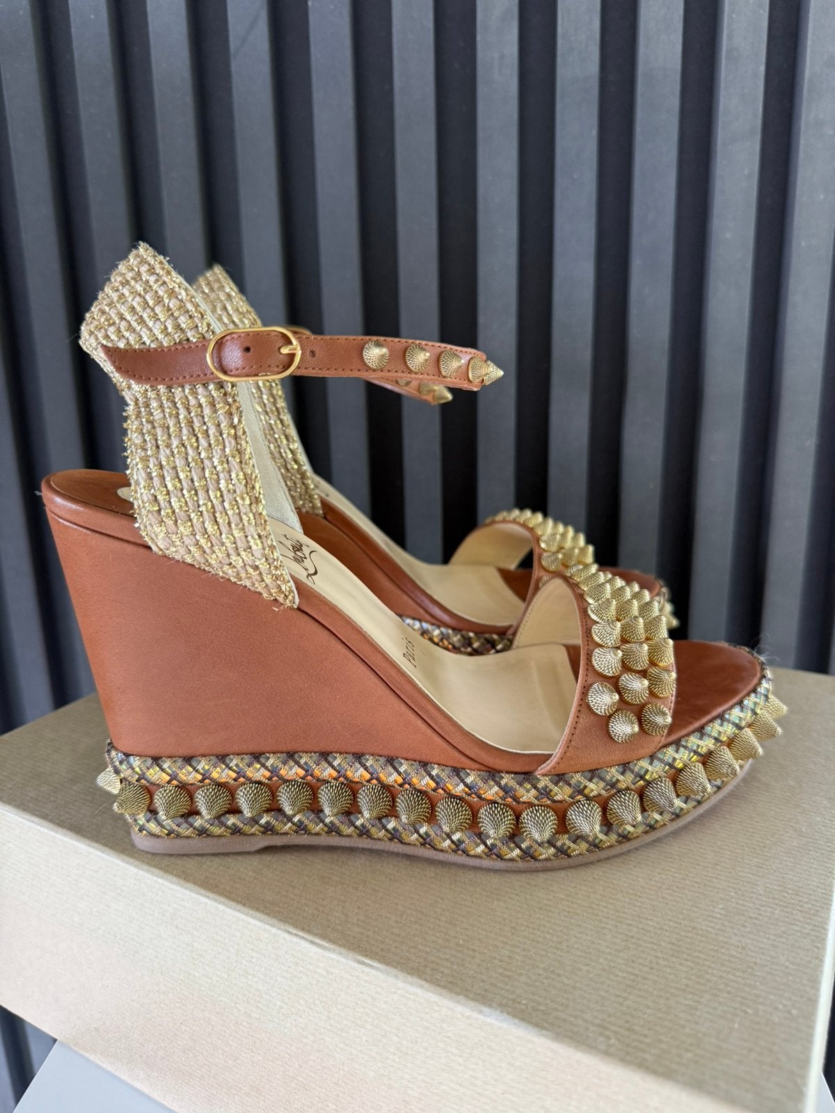 CHRISTIAN LOUBOUTIN Cordorella Wedges Tan Gold 38 in box, Pumps, Bruin, Ophalen of Verzenden, Zo goed als nieuw