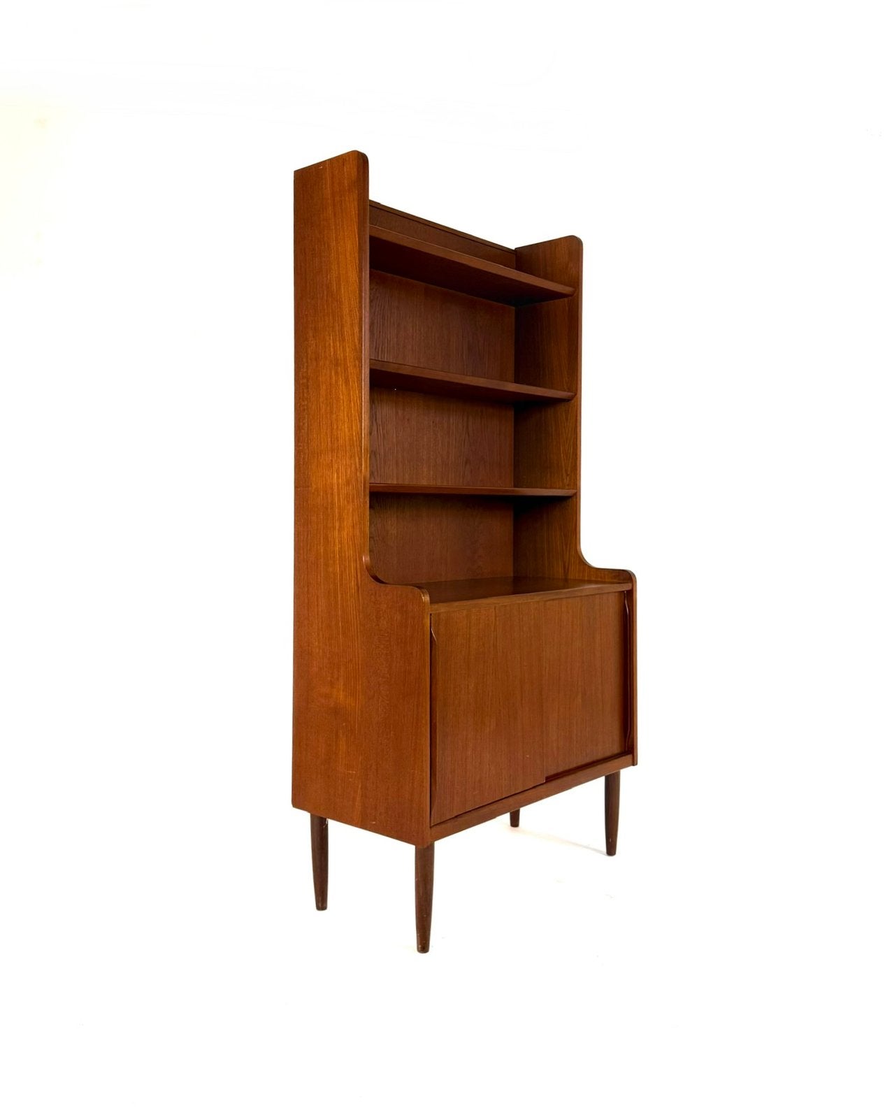 Vintage teakhouten boekenkast, Hjørnebo Møbelfabrik ‘60, Vintage retro buisframe design rotan webbing papercord deens, Teakhout