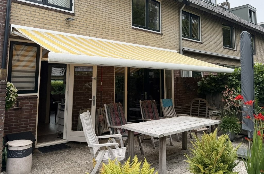 Elektrisch knikarmscherm geel/wit gestreept, Tuin en Terras, Zonneschermen, Ophalen, Gebruikt, 450 cm of meer, Elektrisch