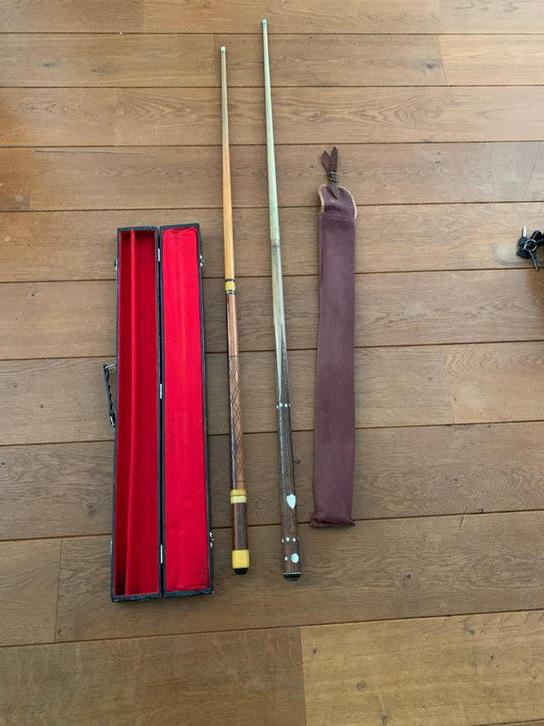 2 biljartkeuen met koffer en hoes, Sport en Fitness, Biljarten en Poolen, Ophalen of Verzenden, Gebruikt, Keu of Ballen