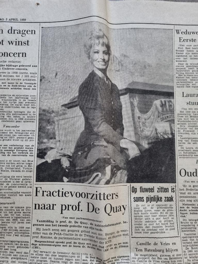Blonde Sophia Loren heeft zadelpijn na filmen (1959), Ophalen of Verzenden, 1940 tot 1960, Knipsel(s)