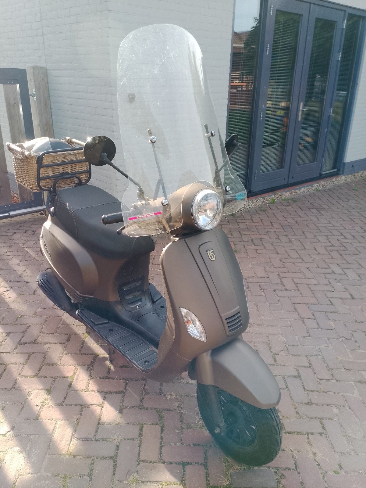 BTC Riva scooter - Bruin, inclusief windscherm en mand, Fietsen en Brommers, Gebruikt, BTC, Benzine, Nvt