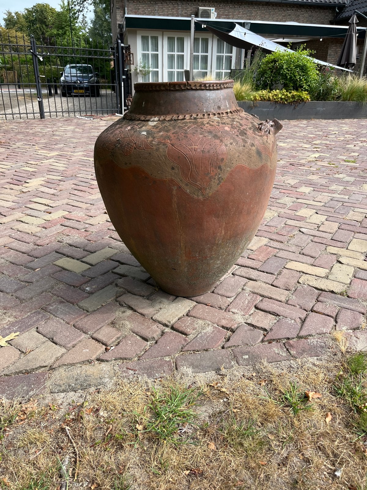 Grote Antieke Terracotta Pot met Decoratie, Ophalen