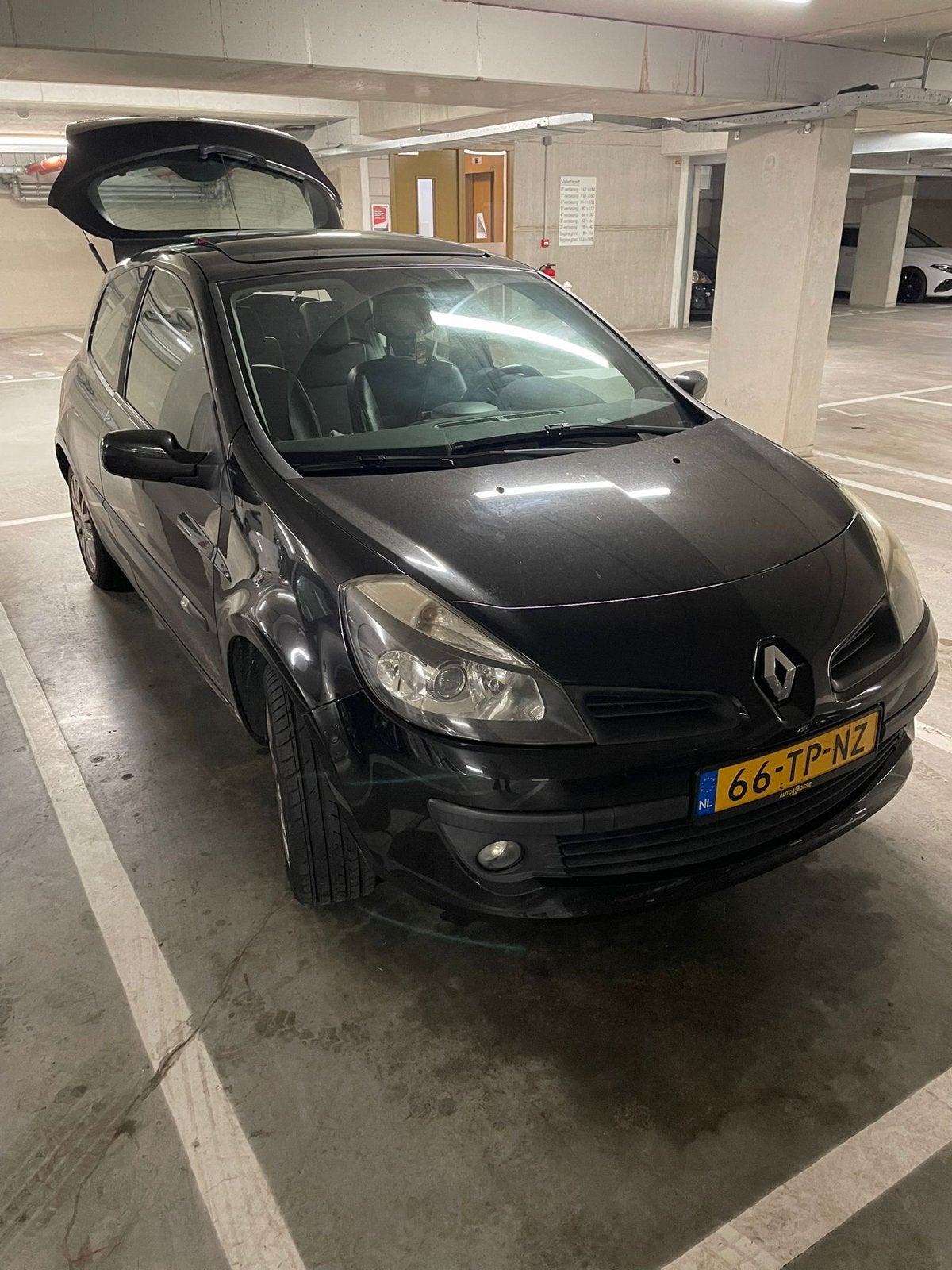 Renault Clio 1.6 16V 82KW 3-DRS 2007 Zwart, Voorwielaandrijving, Zwart, 4 cilinders, Leder en Stof