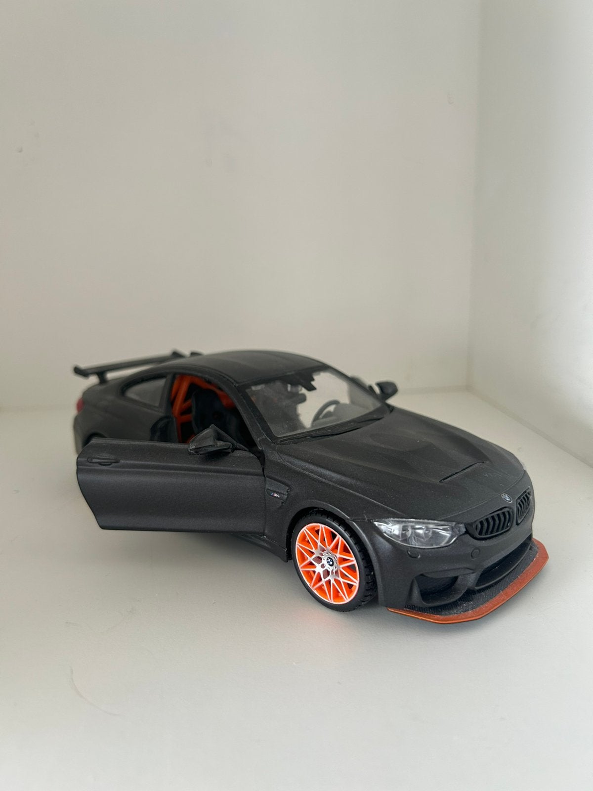 BMW M4 gts modelauto 1:24, Ophalen, Zo goed als nieuw, Auto, Maisto