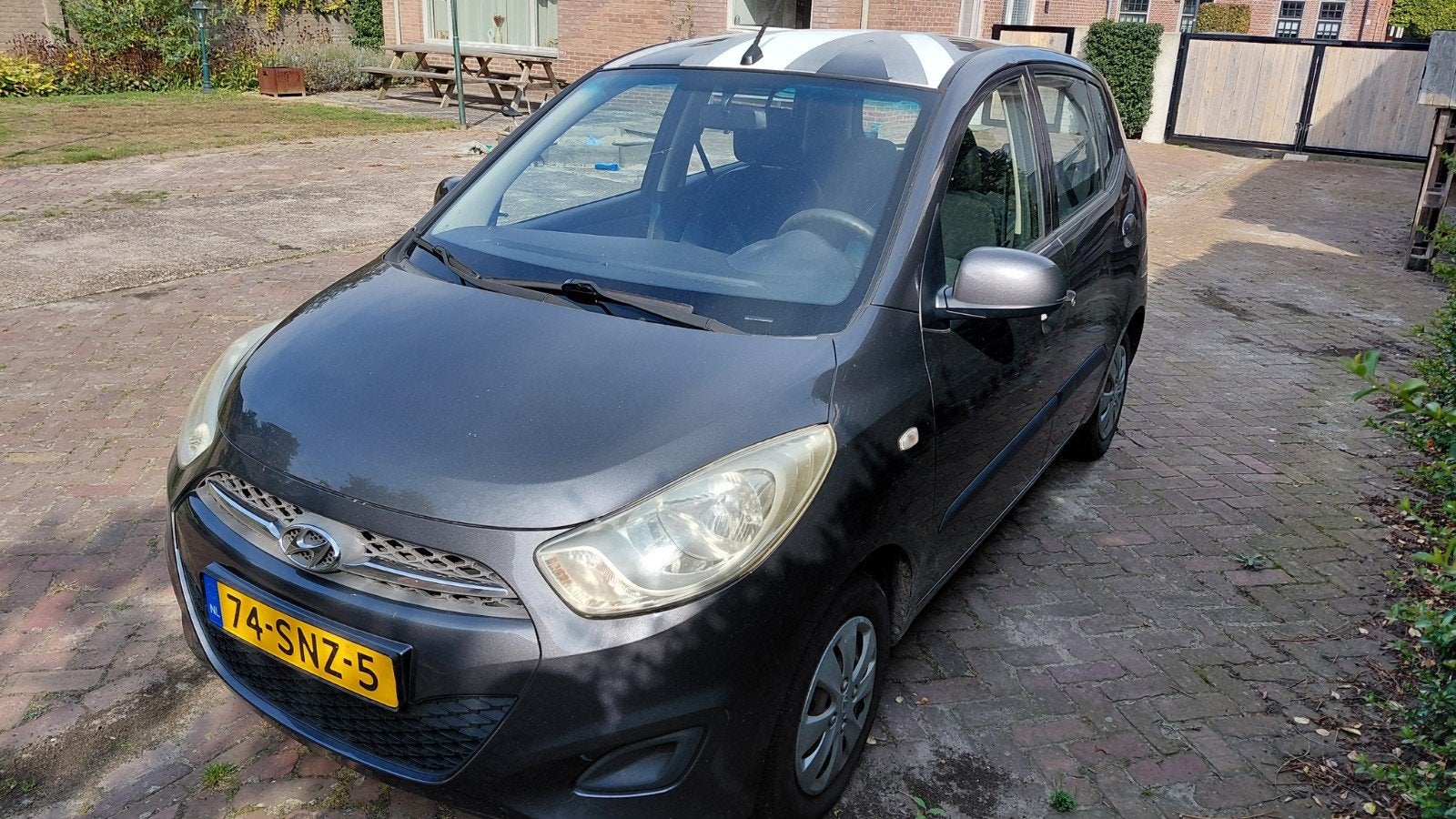 Foto 2 van Hyundai i10 1.1 I 5DR 2012 Grijs