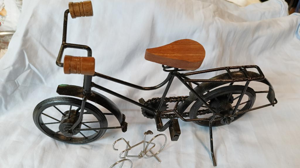 Metalen fiets decoratie met houten zadel 37 cm, Ophalen of Verzenden, Zo goed als nieuw, Mens