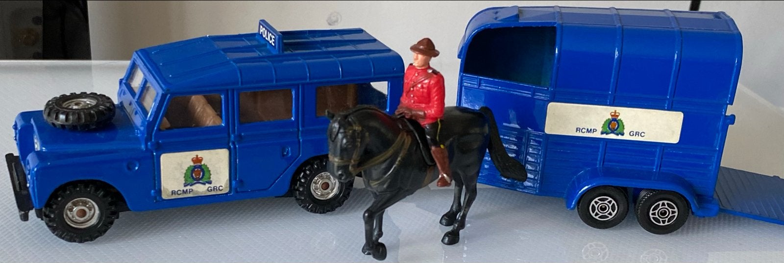 Corgi Toys RCMP Land Rover met paardentrailer en ruiter, Hobby en Vrije tijd, Modelauto's | 1:43, Ophalen of Verzenden, Nieuw