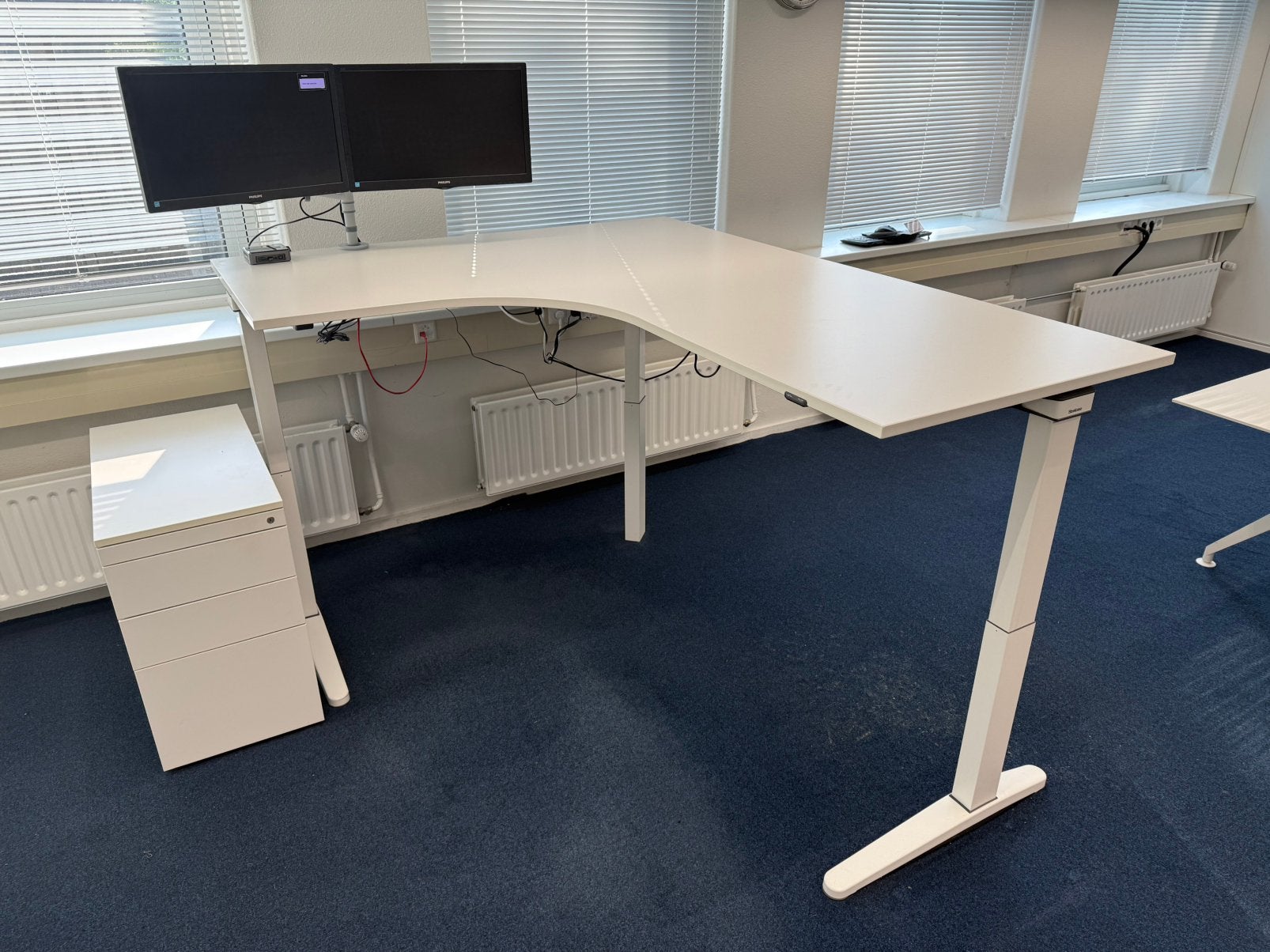 Steelcase elektrisch verstelbaar zit/sta hoekbureau, Huis en Inrichting, Bureaus, Ophalen, Elektrisch, Steelcase, Zo goed als nieuw