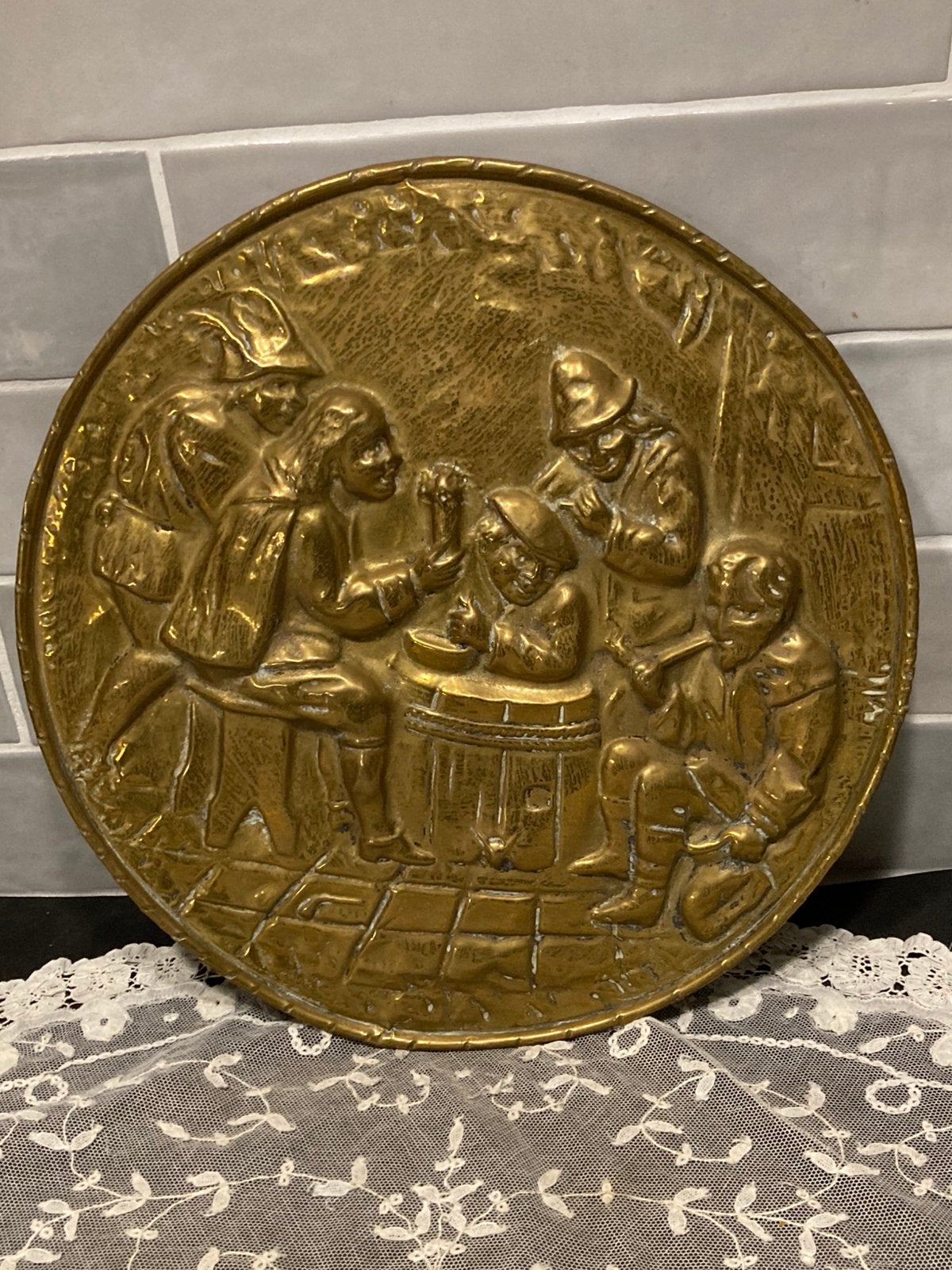 Messing wandbordje met middeleeuws tafereel (261124c), Ophalen of Verzenden, Koper
