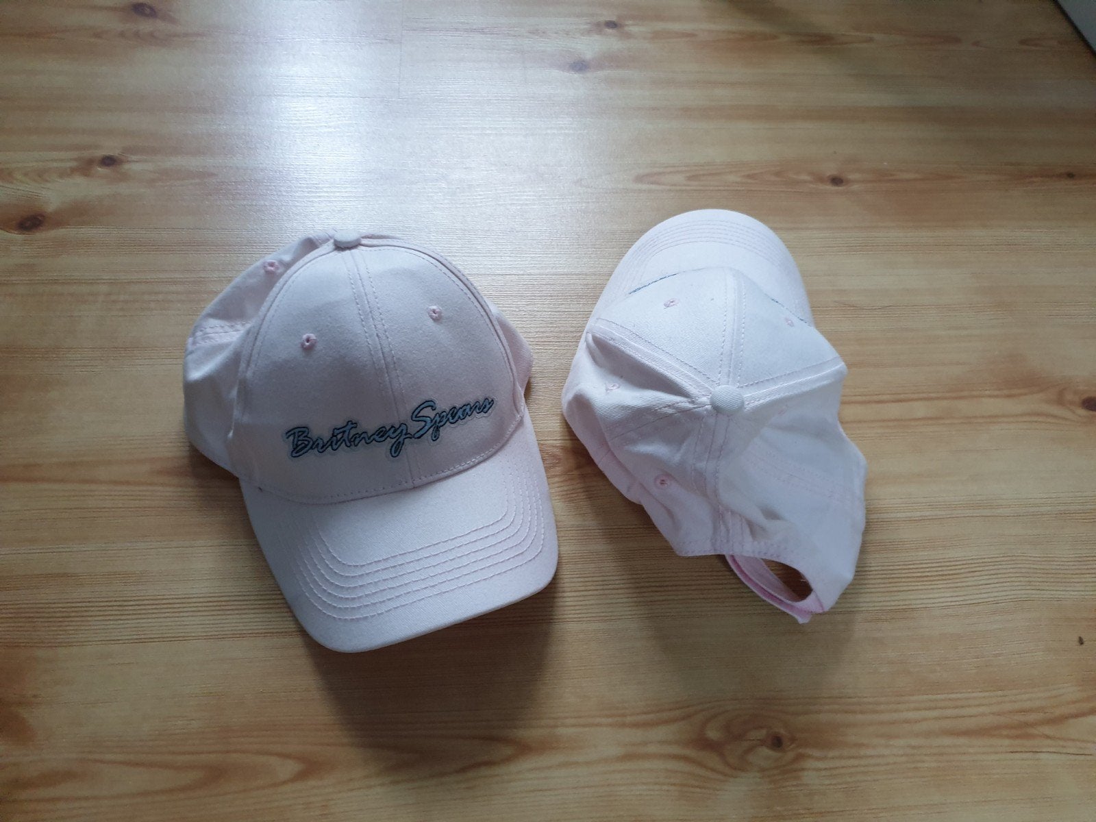 Roze Britney Spears pet - Zo goed als nieuw, Kleding | Dames, Britney Spears, One size fits all, Ophalen of Verzenden, Pet