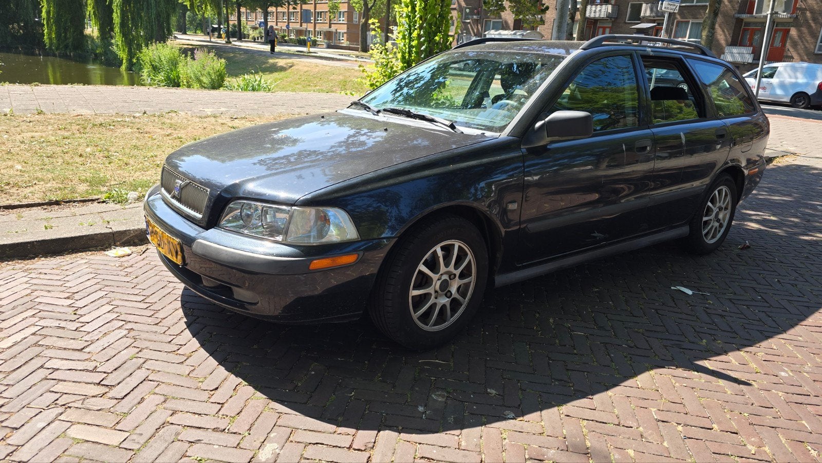 Volvo V40 2.0 I 16V 2000 Zwart,nieuwe apk, Auto's, Voorwielaandrijving, 136 pk, 4 cilinders, Leder en Stof