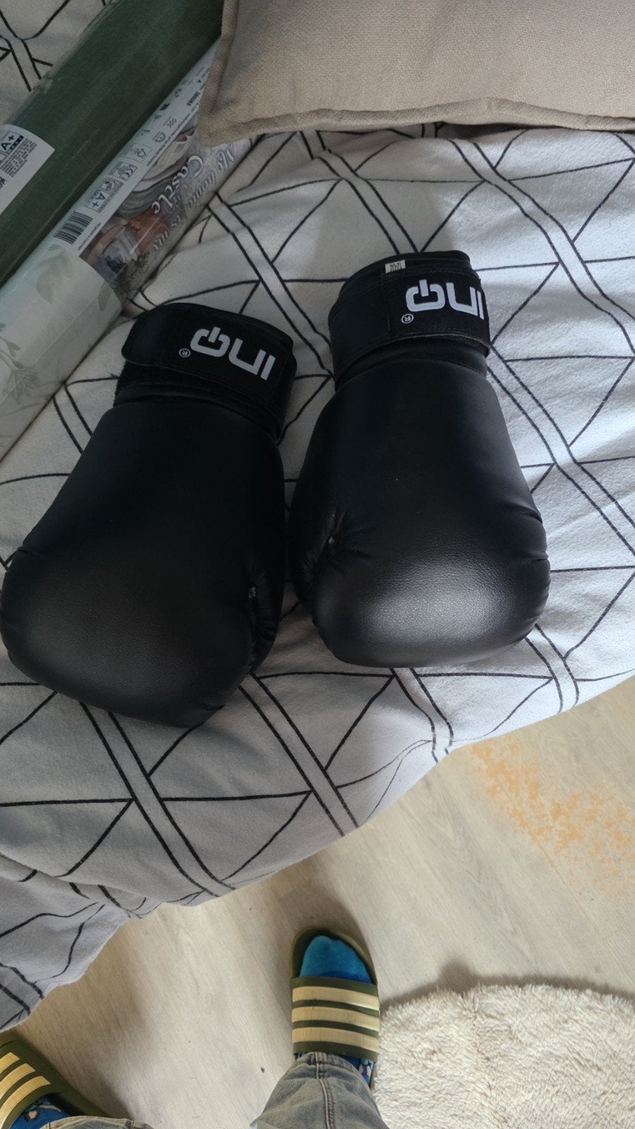 Zwarte 12-OZ bokshandschoenen, zo goed als nieuw, Sport en Fitness, Boksen, Ophalen of Verzenden, Zo goed als nieuw, Bokshandschoenen