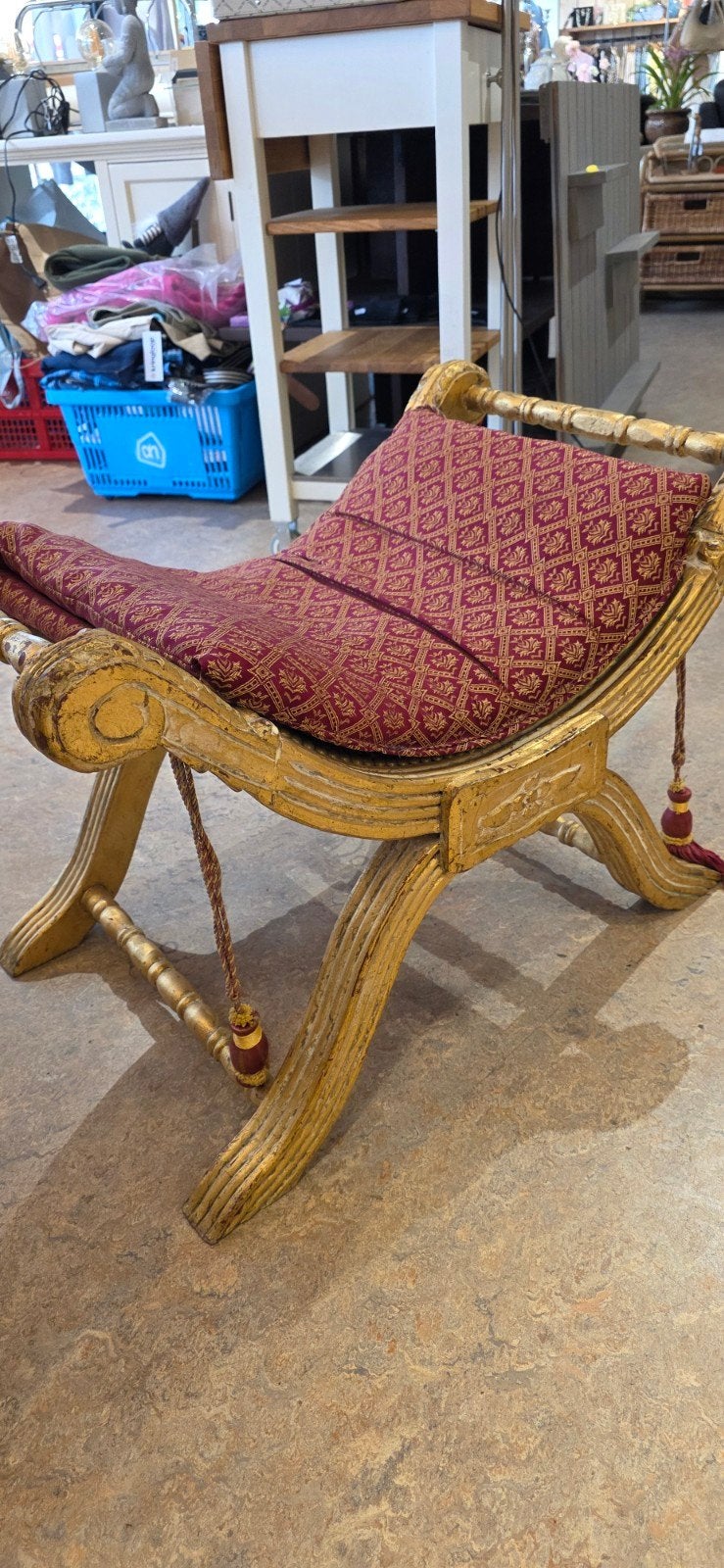Decoratieve gouden bank met rood kussen, Antiek en Kunst, Ophalen