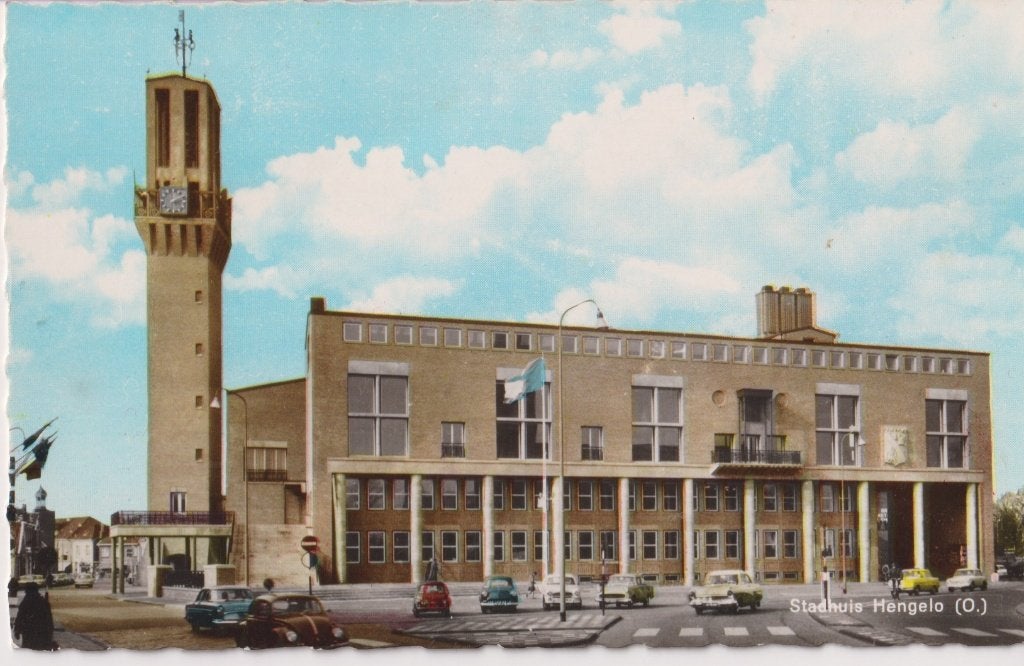Hengelo, Stadhuis met auto's , Ford Taunus P2, Opel Olympia, Ophalen of Verzenden, 1940 tot 1960, Gelopen, Overijssel