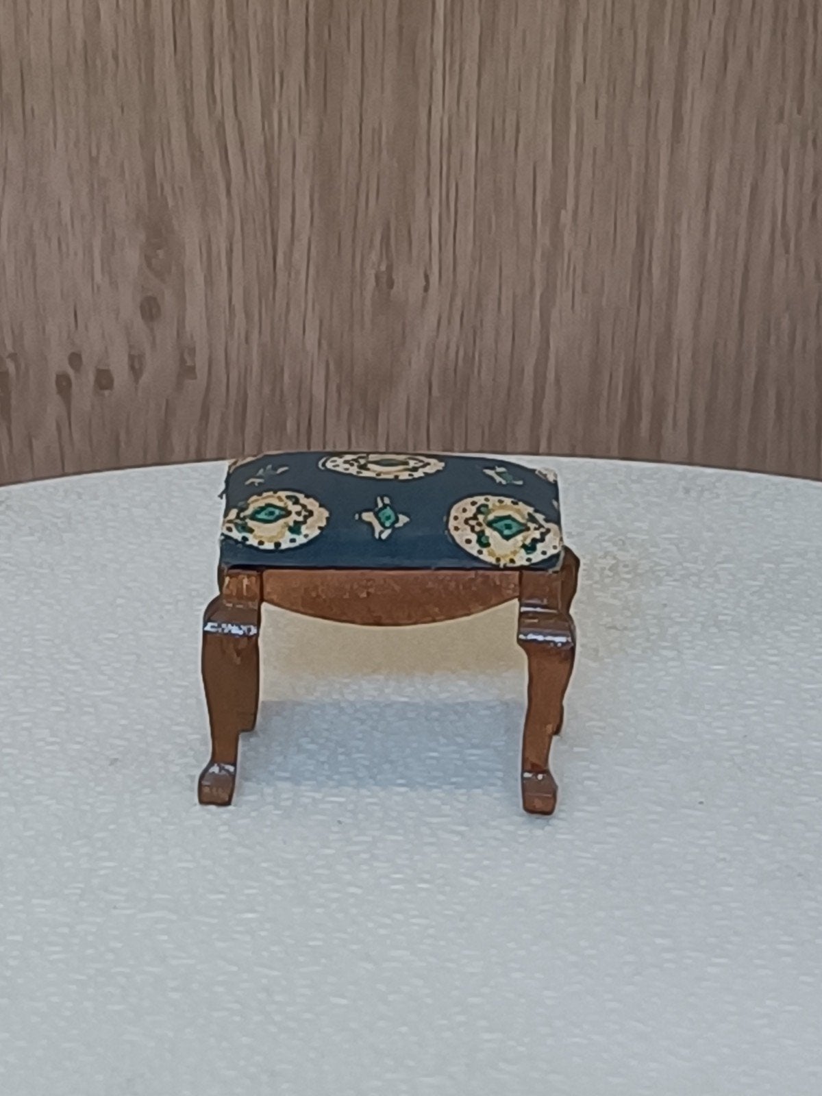 Oud  miniatuur voeten bankje poppenhuis, Verzamelen, Ophalen of Verzenden, Gebruikt, Poppenhuis
