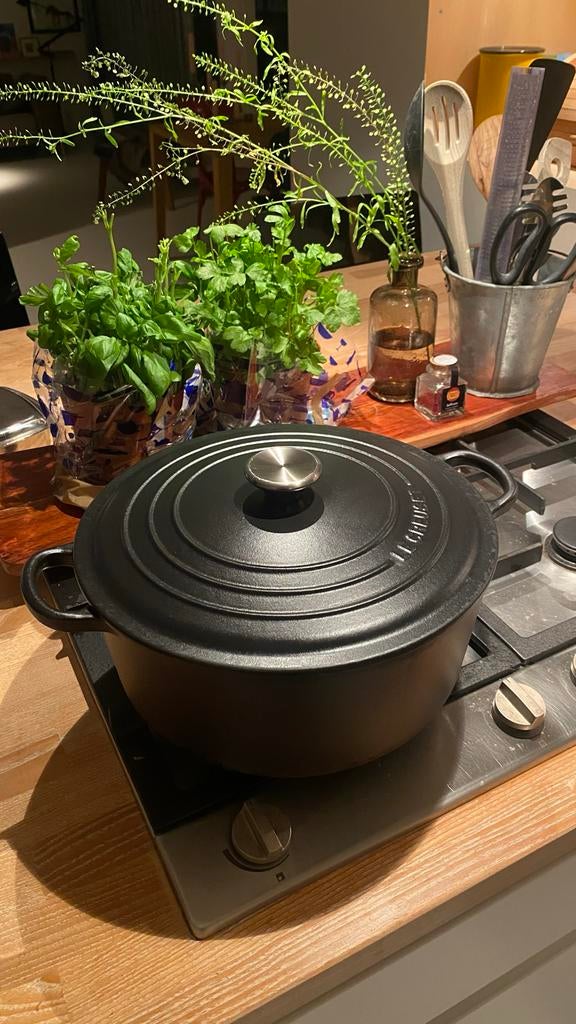 Fijne Le Creuset 26 cm - Gebruikt maar nog in goede staat, Gebruikt, Ophalen of Verzenden, Koekenpan of Braadpan, Gietijzer