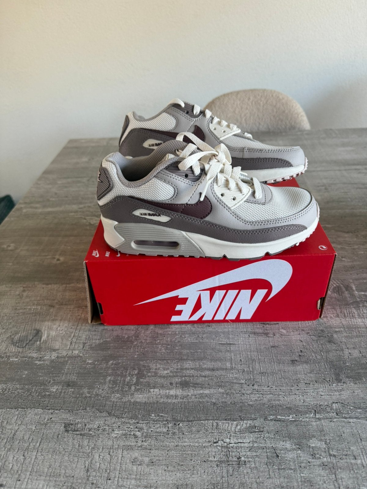 Te koop nieuw paar nike air max 90 in maat 35,5 (35.5), Overige kleuren, Nieuw, Ophalen of Verzenden, Sneakers of Gympen