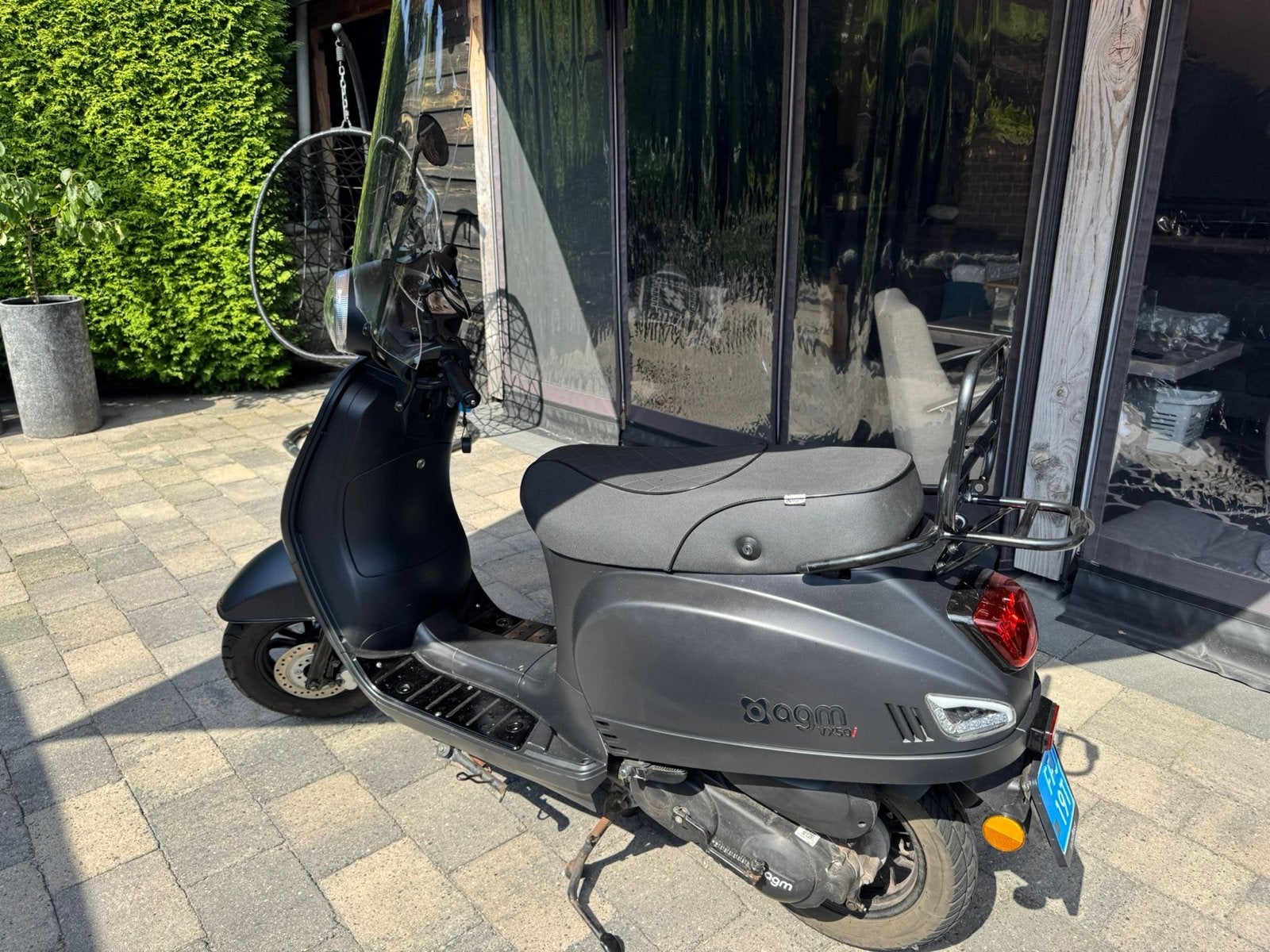 Zo goed als nieuwe AGM scooter - Mat Zwart, Fietsen en Brommers, Ophalen of Verzenden, Gebruikt, Overige typen, Overige merken