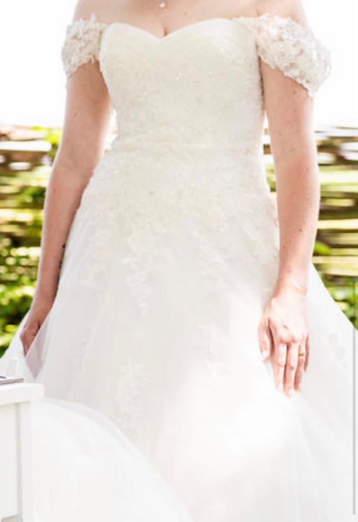 Elegante trouwjurk met kanten details en hoepelrok, Ophalen, Zo goed als nieuw, Wit, Trouwjurk