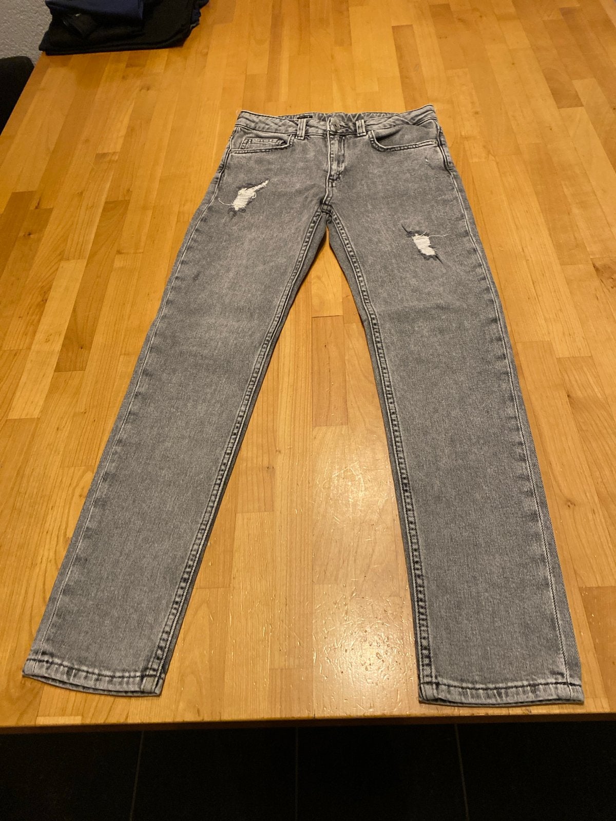 Grijze high waist jeans met scheuren - Maat 158, Kinderen en Baby's, Ophalen of Verzenden, Zo goed als nieuw, Meisje, Broek